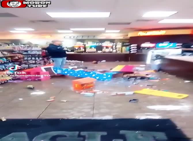 Video :In a shop, she ruins everything!